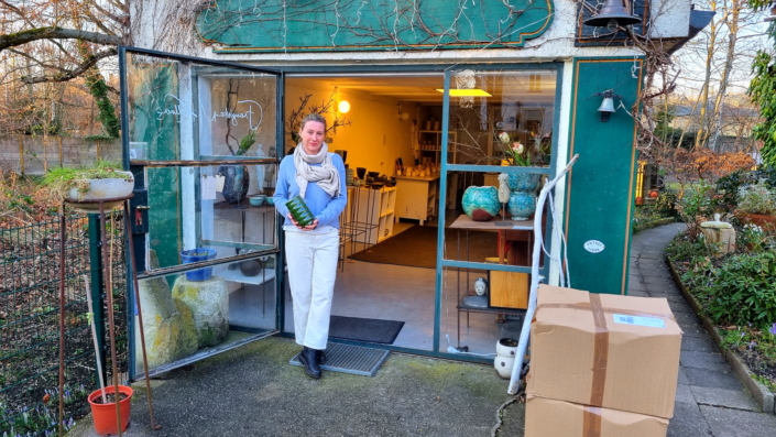 Manufakturen-Blog: Die Keramikerin Franziska M. Köllner vor ihrem Werkstattverkauf in der Leipziger Philipp-Reis-Straße 4 (Foto: Wigmar Bressel)