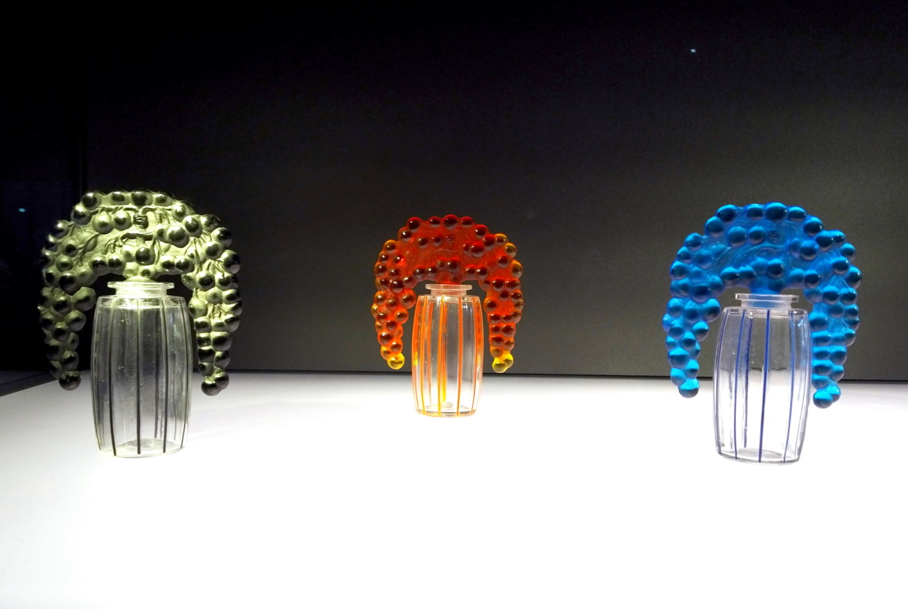 Manufakturen-Blog: Solche Parfüm-Flakons machten den französischen Juwelier René Lalique berühmt - das Unternehmen im Elsaß hat heute ein tolles Werksmuseum in Wingen-sur-Moder, in dem eine Vielzahl von Glaspreziosen gezeigt werden. (Foto: Wigmar Bressel)