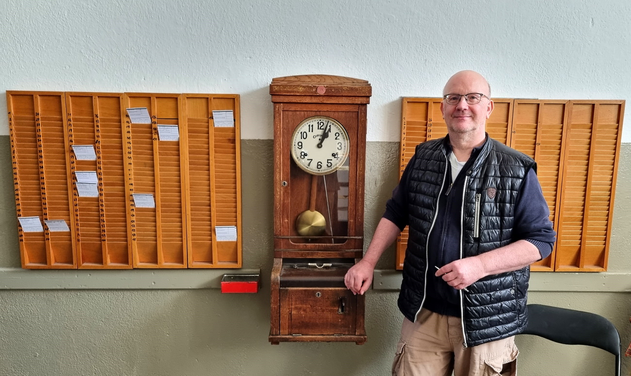 Manufakturen-Blog: Geschäftsführer Reinhard Ruta vor der historischen Stechuhr - sie ist immer noch in Betrieb (Foto: Wigmar Bressel)