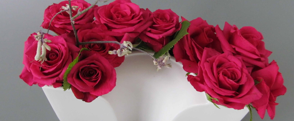 Manufakturen-Blog: Vase aus der Gipsform heraus gedacht - mit roten Rosen (Foto: Höchster Porzellanmanufaktur)