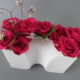 Manufakturen-Blog: Vase aus der Gipsform heraus gedacht - mit roten Rosen (Foto: Höchster Porzellanmanufaktur)