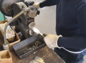 Manufakturen-Blog: Überschüssiges Silber muss nach dem Prägen von Hand grob abgeschnitten werden, bevor es wieder zum Prägen geht (Foto: Wigmar Bressel)