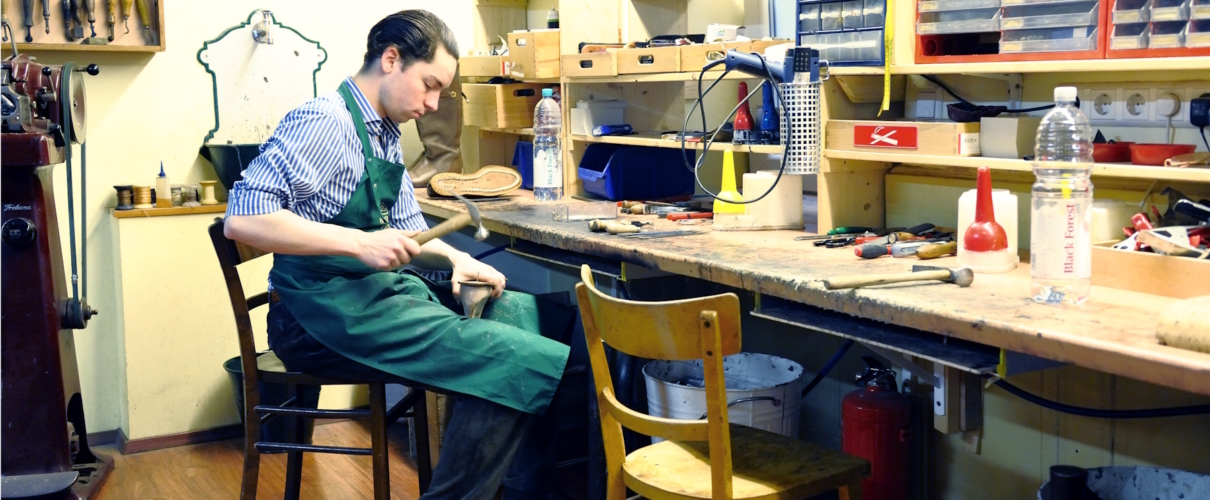 Manufakturen-Blog: In der Montage bei Vickermann & Stoya Maßschuhe in Baden-Baden - ein Foto von Martin Specht aus dem Jahr 2012
