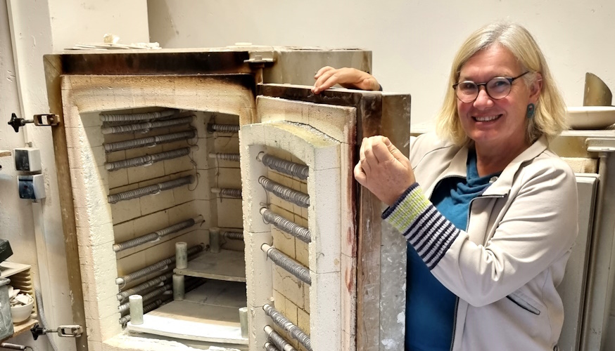 Manufakturen-Blog: Die unabhängige Keramikerin Frauke Alber aus Bremen erhält vom Bundesverband Kunsthandwerk im Jahr 2025 den 'Ehrenpreis für das Lebenswerk' (Foto: Wigmar Bressel)