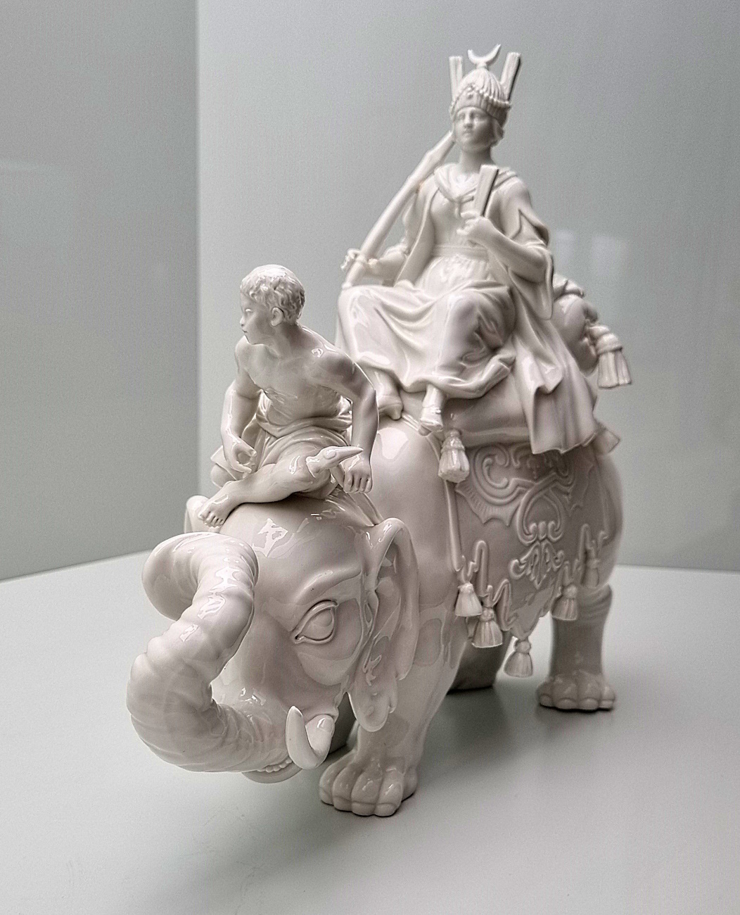 Manufakturen-Blog: 'Herrscherin auf Elefant (Allegorie des Erdteils Asien)' von Johann Joachim Kaendler und Peter Reinicke um das Jahr 1745 als Nachfertigung aus dem Jahr 1983, Leihgabe der Bundesrepublik Deutschland an das Grassi-Museum für angewandte Kunst in Leipzig (Foto: Wigmar Bressel)