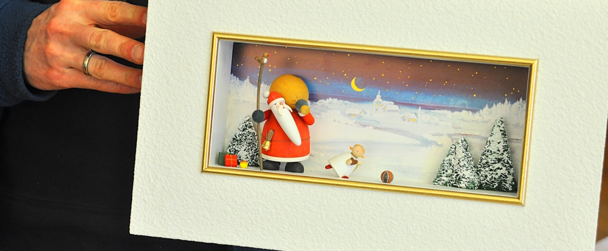 Manufakturen-Blog: Wenn selbst der Weihnachtsmann im Diarama einen herumalbernden Schutzengel mit Herz hat - klar, dann ist man in der Produktion von Günter Reichel in Olbernhau zu Gast (Foto: Wigmar Bressel)