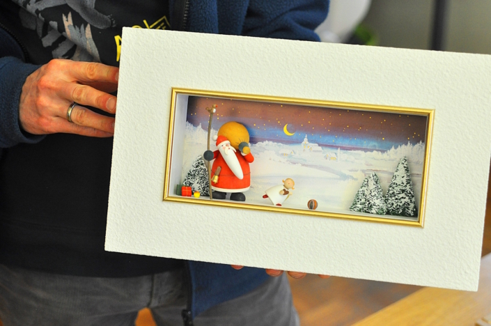 Manufakturen-Blog: Wenn selbst der Weihnachtsmann im Diarama einen herumalbernden Schutzengel mit Herz hat – klar, dann ist man in der Produktion von Günter Reichel in Olbernhau zu Gast (Foto: Wigmar Bressel) Manufakturen-Blog: Wenn selbst der Weihnachtsmann im Diarama einen herumalbernden Schutzengel mit Herz hat - klar, dann ist man in der Produktion von Günter Reichel in Olbernhau zu Gast (Foto: Wigmar Bressel)