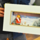 Manufakturen-Blog: Wenn selbst der Weihnachtsmann im Diarama einen herumalbernden Schutzengel mit Herz hat - klar, dann ist man in der Produktion von Günter Reichel in Olbernhau zu Gast (Foto: Wigmar Bressel)
