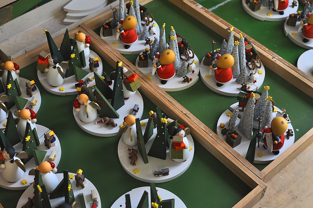 Manufakturen-Blog: Bei Günter Reichel konfektioniert sich der Kunde die Pyramide selbst; Weihnachtsmann und Schutzengel drehen sich gemeinsam im Kreis? Bitteschön! (Foto: Wigmar Bressel)