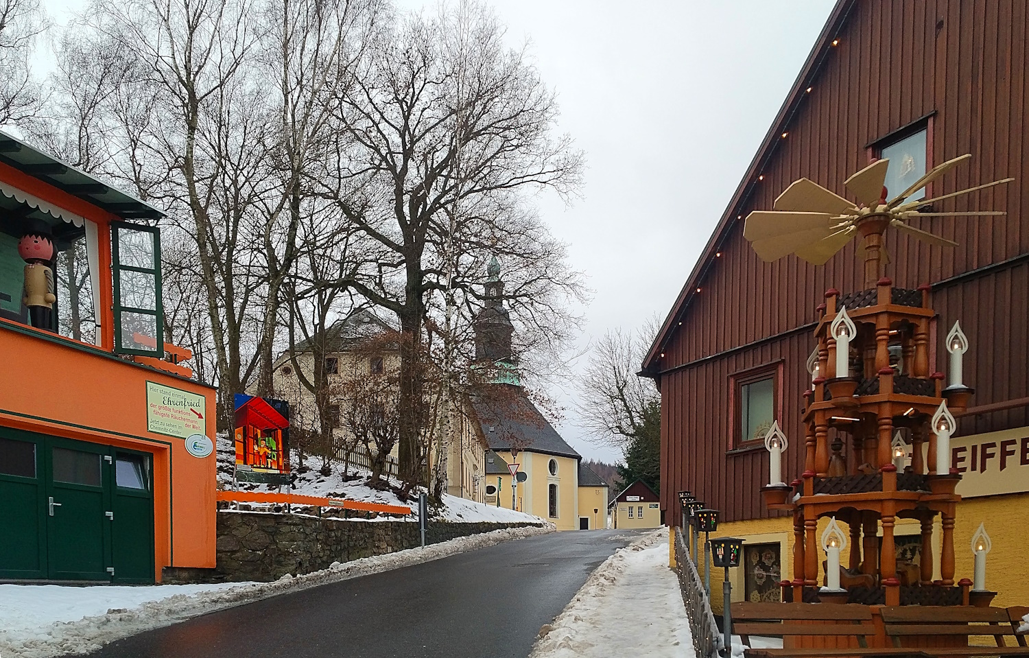 Manufakturen-Blog: Spielzeug- und Kurort Seiffen im Erzgebirge im Winter mit klassischer Pyramide und der berühmten eckigen Dorfkirche (Foto: Wigmar Bressel)