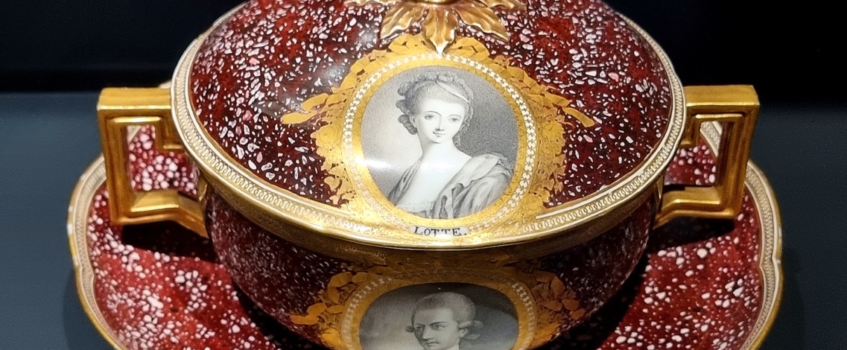 Manufakturen-Blog: Deckelterrine der Porzellanmanufaktur Meissen in kräftigem Rot und mit Lotte- und Werther-Motiv aus dem 18. Jahrhundert aus dem Bestand des Museums für Kunst und Gewerbe in Hamburg; die Kieler Bildhauerin Lena Kaapke spricht im Rahmen des Symposiums über die keramische Nutzung der Farbe Rot (Foto: Wigmar Bressel)
