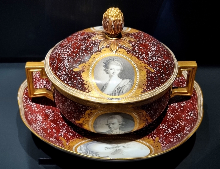 Manufakturen-Blog: Deckelterrine der Porzellanmanufaktur Meissen in kräftigem Rot und mit Lotte- und Werther-Motiv aus dem 18. Jahrhundert aus dem Bestand des Museums für Kunst und Gewerbe in Hamburg; die Kieler Bildhauerin Lena Kaapke spricht im Rahmen des Symposiums über die keramische Nutzung der Farbe Rot (Foto: Wigmar Bressel) Manufakturen-Blog: Deckelterrine der Porzellanmanufaktur Meissen in kräftigem Rot und mit Lotte- und Werther-Motiv aus dem 18. Jahrhundert aus dem Bestand des Museums für Kunst und Gewerbe in Hamburg; die Kieler Bildhauerin Lena Kaapke spricht im Rahmen des Symposiums über die keramische Nutzung der Farbe Rot (Foto: Wigmar Bressel)