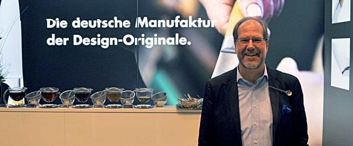 Manufakturen-Blog: Wilhelm Seibel am eigenen Messestand auf der weltgrößten Konsumgütermesse 'Ambiente' im Jahr 2017 - damals nahm er schon seine Söhne ins Unternehmen auf (Foto: Wigmar Bressel)