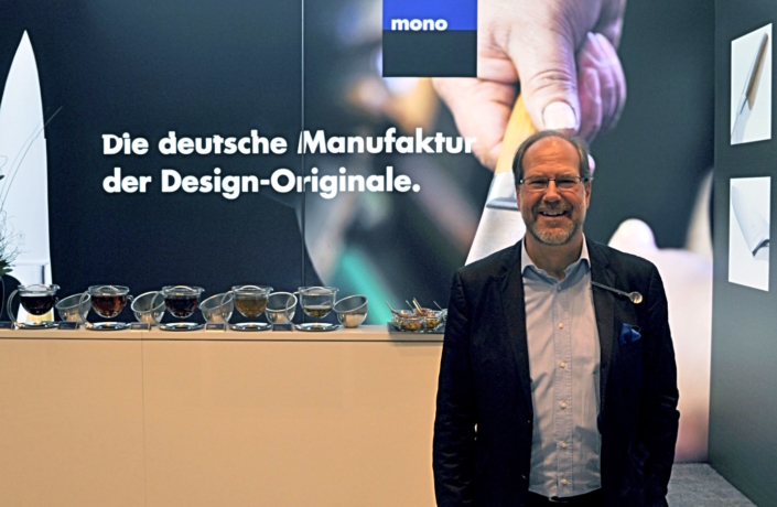Manufakturen-Blog: Wilhelm Seibel am eigenen Messestand auf der weltgrößten Konsumgütermesse ‚Ambiente‘ im Jahr 2017 – damals nahm er schon seine Söhne ins Unternehmen auf (Foto: Wigmar Bressel) Manufakturen-Blog: Wilhelm Seibel am eigenen Messestand auf der weltgrößten Konsumgütermesse 'Ambiente' im Jahr 2017 - damals nahm er schon seine Söhne ins Unternehmen auf (Foto: Wigmar Bressel)
