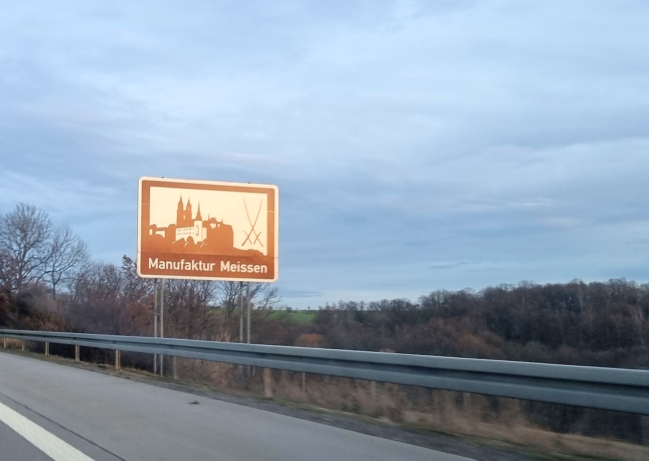 Manufakturen-Blog: So geht Werbung für Manufakturen - Autobahnhinweisschild auf der Autobahn 4 bei Meißen für die Porzellanmanufaktur (Foto: Antje Hatzler)