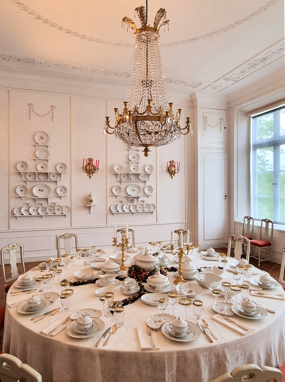 Manufakturen-Blog: 16. Juni 2026; 71 Likes, 640 Views. Das tägliche Esszimmer der Herzöge von Oldenburg auf ihrer Exklave Schloss Eutin bis zum Jahr 1918 - feines Manufakturporzellan von der KPM aus Berlin. Das Modell heißt 'Rocaille'. Foto: Wigmar Bressel)